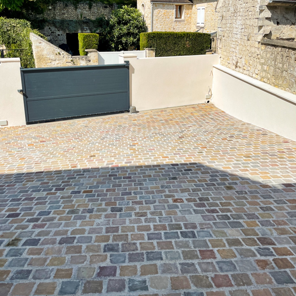 pavé grès kandla multicolore au sol accès garage