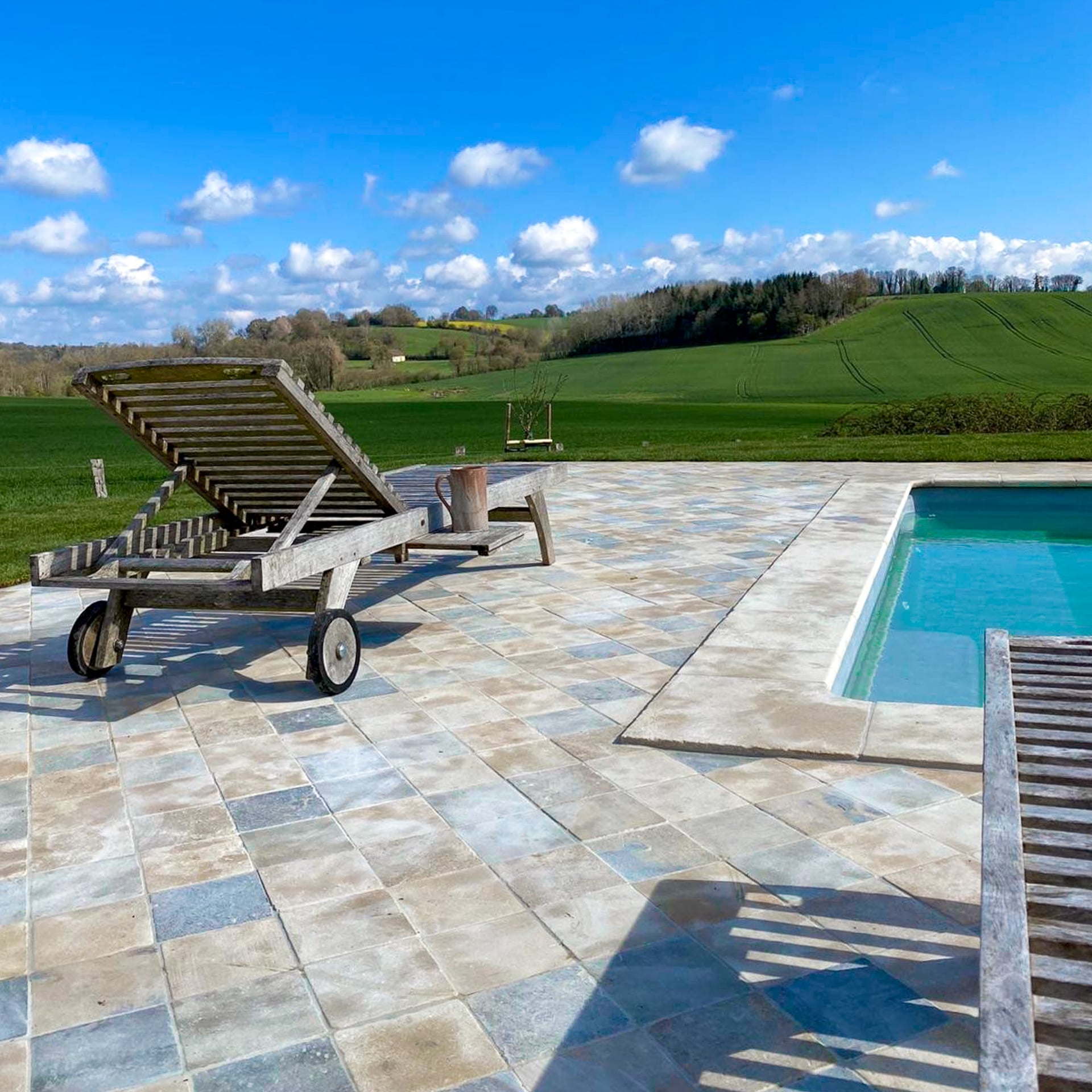 Rénovation d'une terrasse au bord d'une piscine