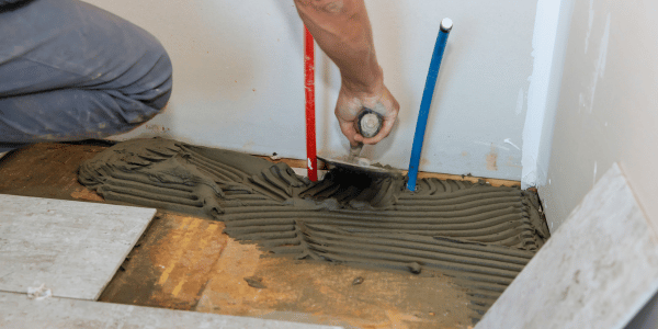 Comment couper du marbre lors de la pose de dalles en marbre ?