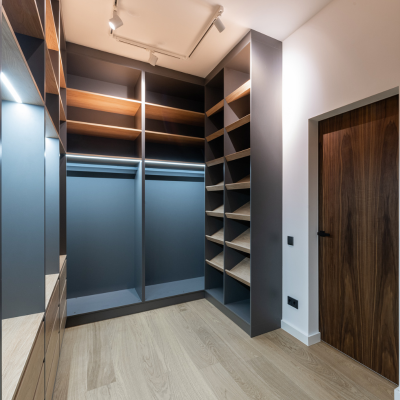 Poser une lame PVC clipsable au niveau du passage de porte