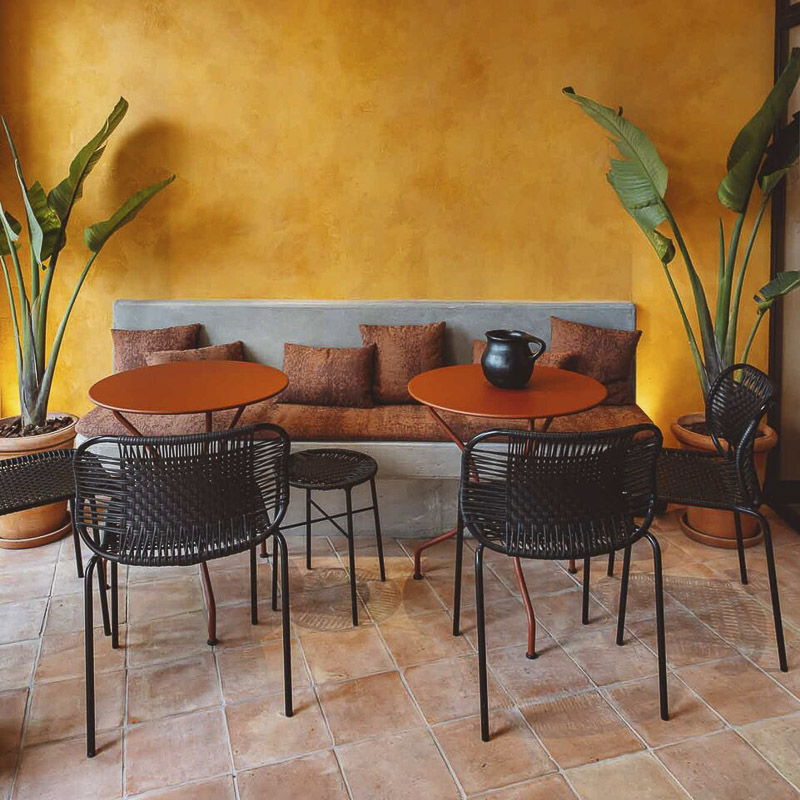 Des tomettes au sol d'un restaurant colombien