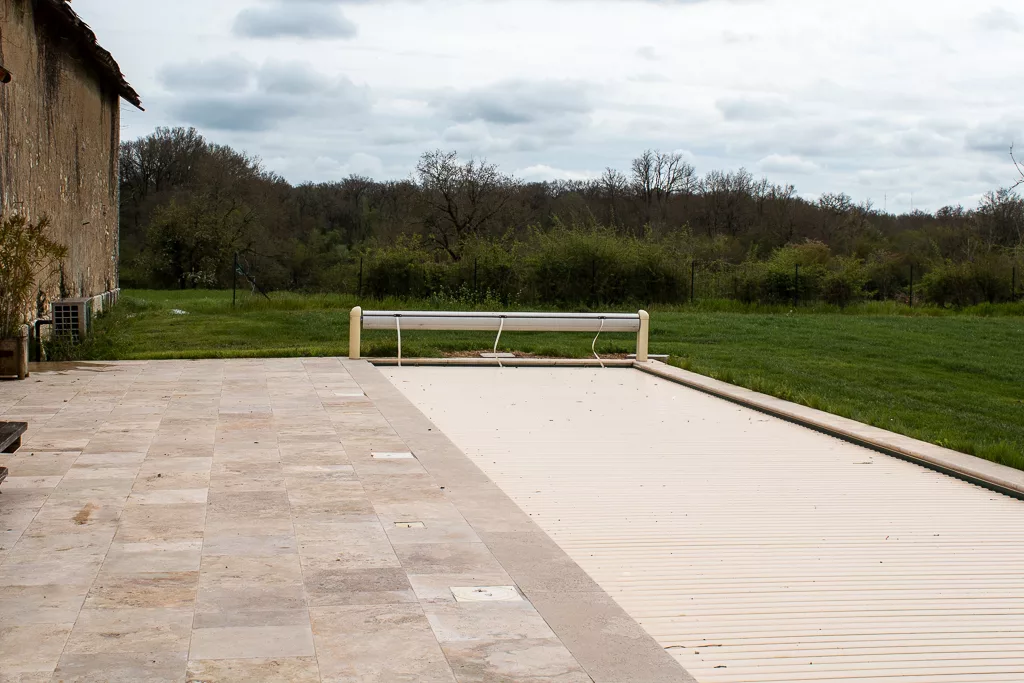 Pose d'un élégant dallage pour terrasse au bord d'une piscine