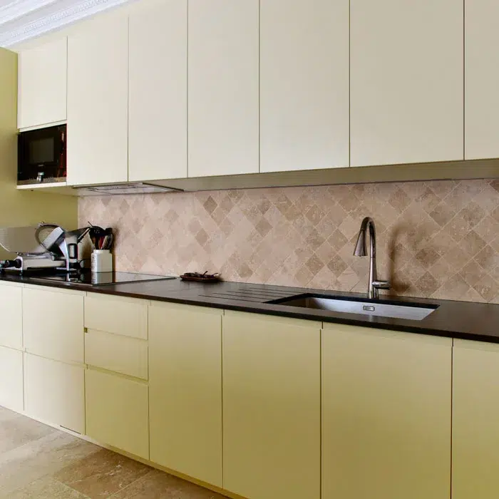 Pourquoi choisir du travertin pour sa cuisine ?