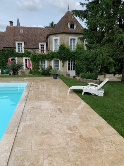 Le travertin pour un extérieur aussi chaleureux que ce domaine