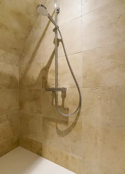 déco salle de bain avec du travertin