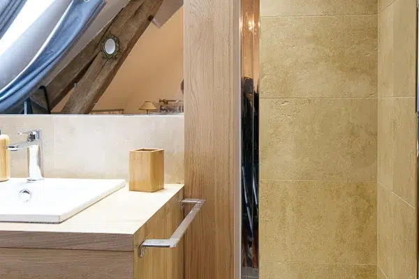 Salle de bain en travertin