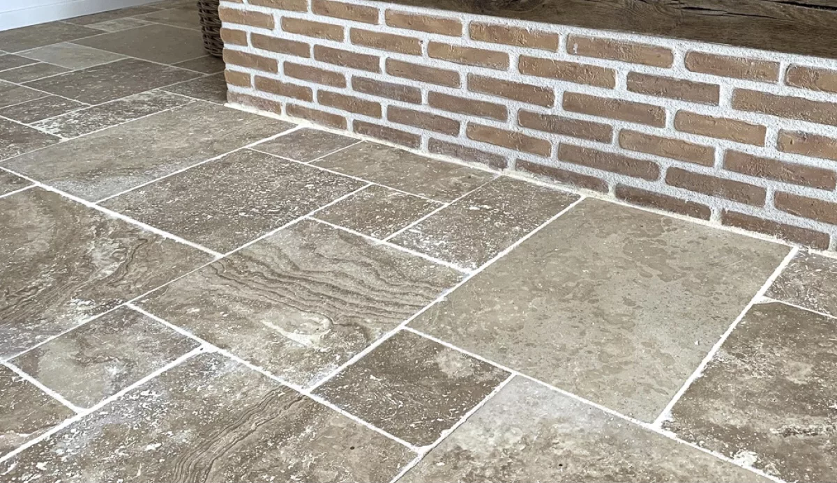 Comment poser du travertin opus ?