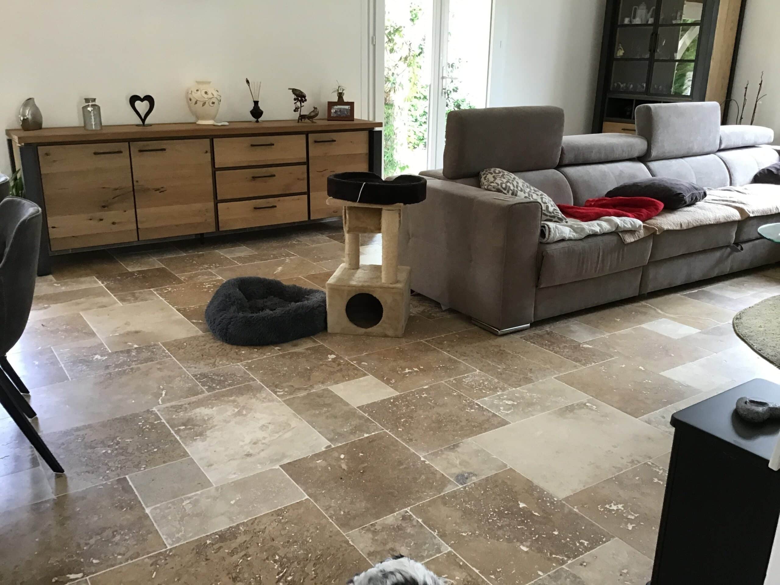 Harmonisation d'un séjour avec la réalisation d'un sol en travertin vieilli