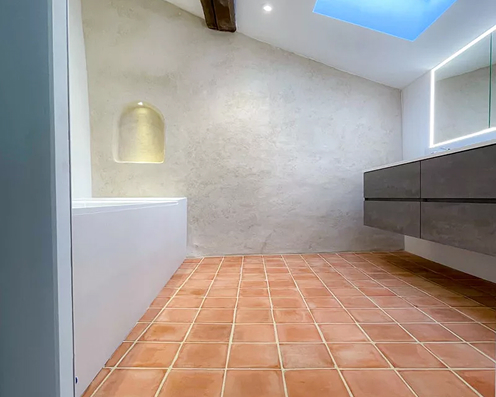 Rénovation authentique : salle de bain en tomettes carrées