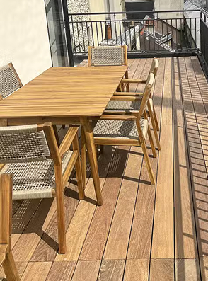 Une terrasse en bois pour un balcon parisien